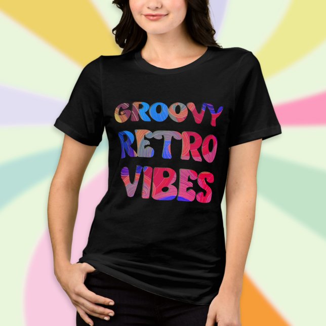 Groovy Retro Vibes Coloridos Camisa Estética 70s (A cool t-shirt with 'Groovy retro vibes' caption in colorful lettering)
