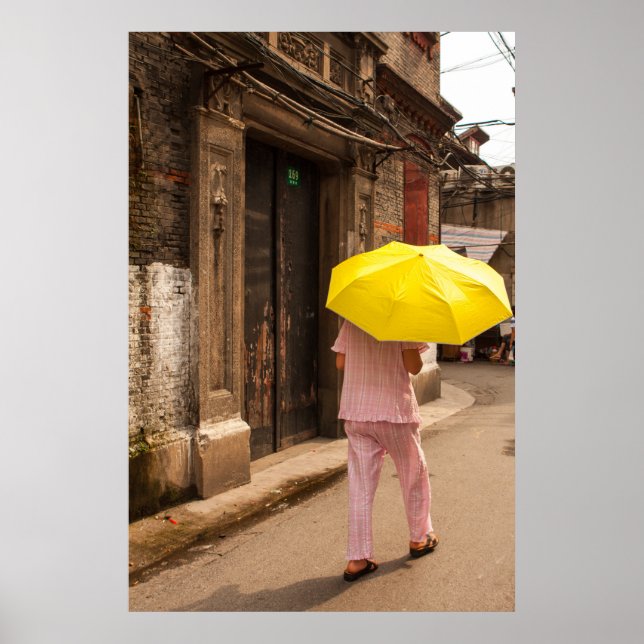 Guarda-chuvas Amarelo e Poster de uma Mulher (Frente)