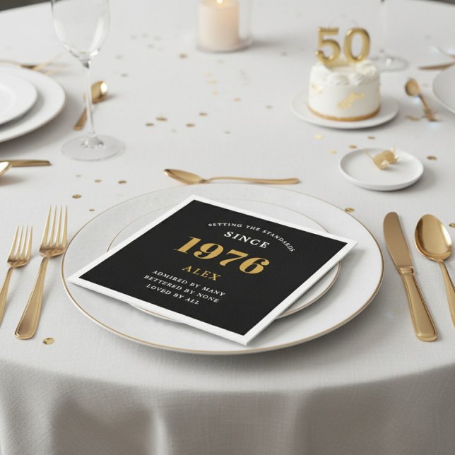 Guardanapo De Papel 50th Birthday Name 1976 Black Gold Elegant Chic (1976 Napkin on a plate. White background.)