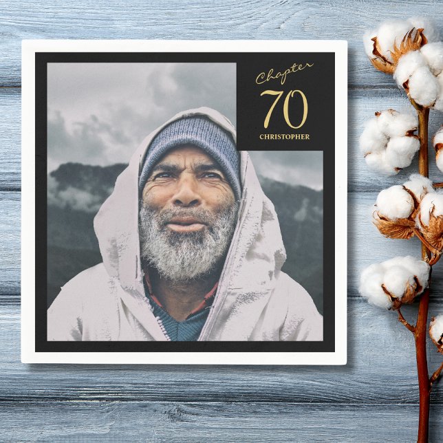 Guardanapo De Papel 70 Birthday Black Dourado Capítulo 70 Foto (70th birthday paper napkin in black and gold with photo on wood plank background)