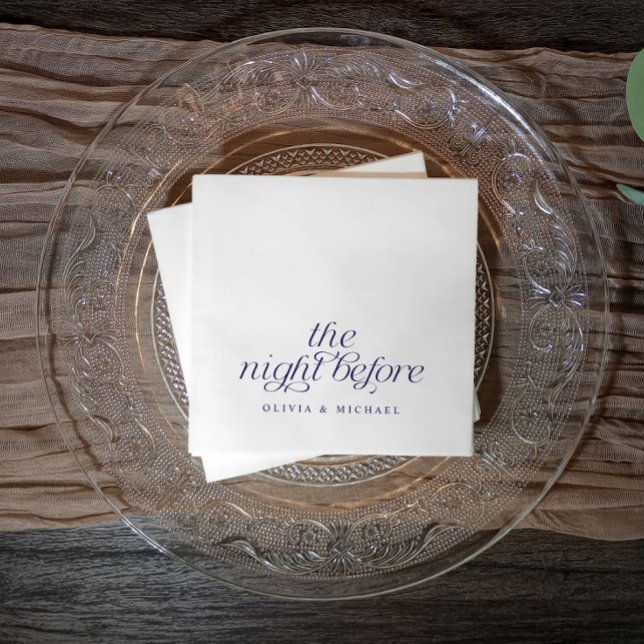 Guardanapo De Papel A noite antes do Janto de ensaio azul escuro (Elegant rehearsal dinner napkins in navy blue on an elegant plate on a rustic vintage table.)