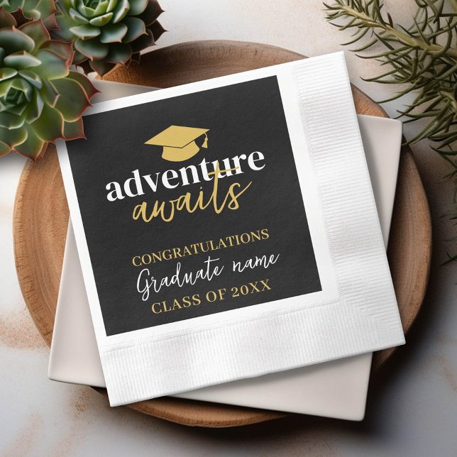 Guardanapo De Papel Aguardas de Aventura - Boné de Nome Graduação Dour (Custom Graduation Party Napkin - Modern Black and Gold Design with Grad's Name)