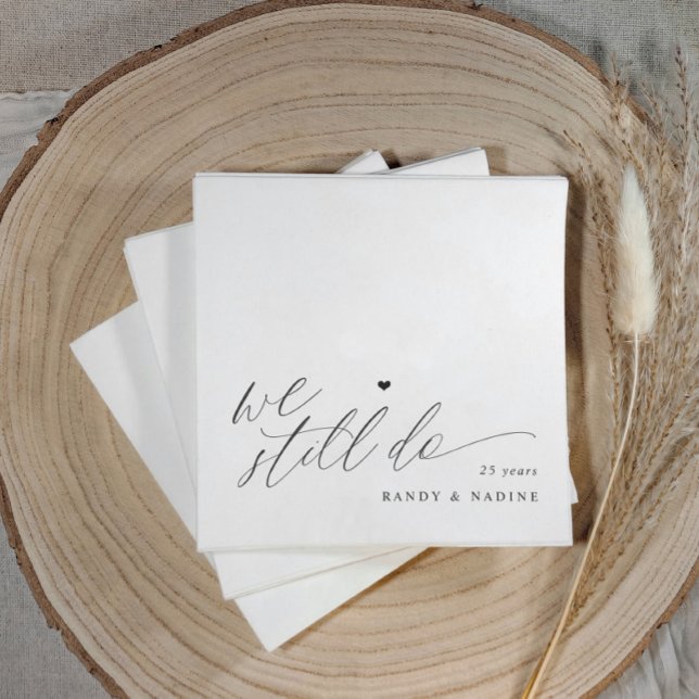 Guardanapo De Papel Ainda Fazemos Elegante Aniversário de Casamento (Elegant modern script "we still do" wedding anniversary napkins with a simple heart script design)