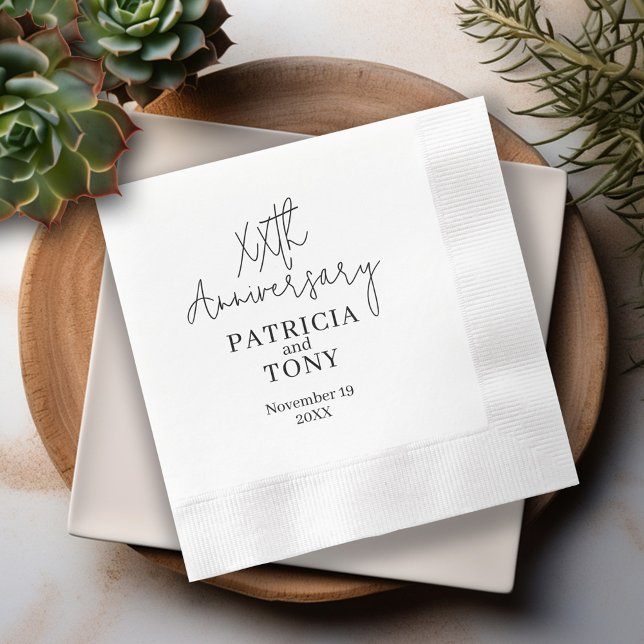 Guardanapo De Papel Aniversário de Casamento Personalizado BW Moderno (Modern Anniversary Napkins - Personalize with the year and names - black and white)