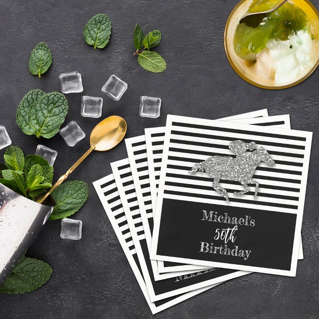 Guardanapo De Papel Aniversário do Cavalo de Corrida Negra (Silver racehorse and jockey on black and white Stripes birthday party cocktail napkins)