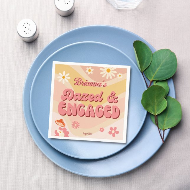 Guardanapo De Papel Atordoada e noiva groovy retro margarida despedida (Dazed and engaged groovy retro daisy bachelorette party printed napkins personalized table decor)