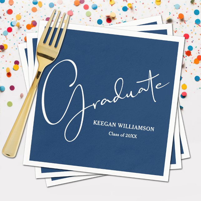 Guardanapo De Papel Azul de Graduação de Script Moderno (Modern white script on blue   graduation party napkins, paper plates in our store)