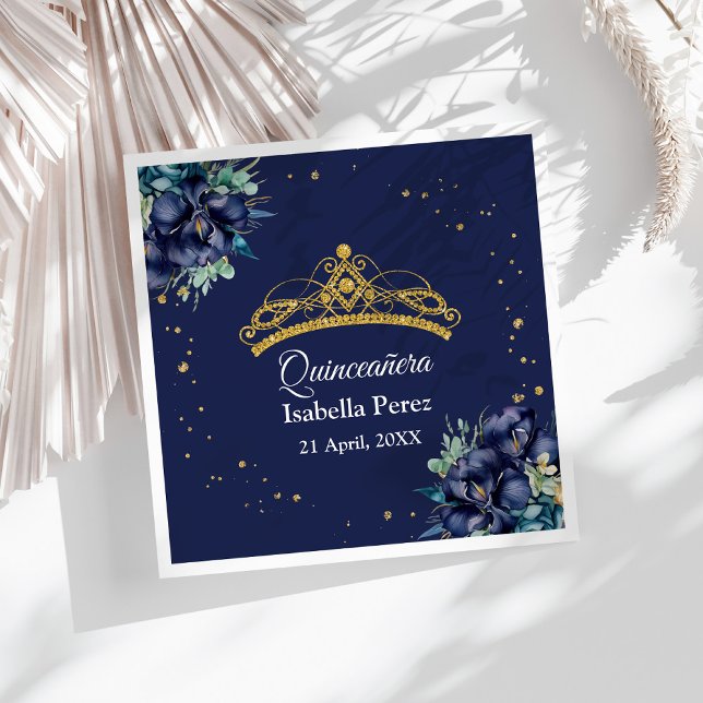 Guardanapo De Papel Azul marinho Floral e Tiara Quinceanera Dourada (Navy Blue Floral and Gold Tiara Quinceanera Napkins on a sunny white table.)
