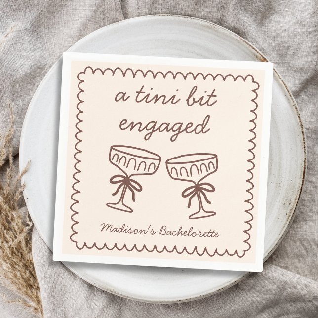 Guardanapo De Papel Bachelorette Espresso Martini, Um Tini Bit Envolvi (A Tini Bit Engaged Espresso Martini Bachelorette Napkins)