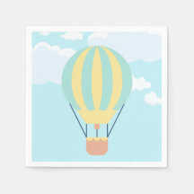 Balão de ar quente verde e amarelo no céu