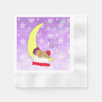 Bebê étnico dormindo na lua