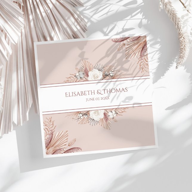 Guardanapo De Papel Boho Pampas Grass Wedding (Boho Pampas Grass Wedding Napkins on a sunny white table with dry palm leaf.)