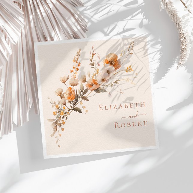 Guardanapo De Papel Boho Terracotta Burnt Orange Wildflower Casamento (Boho Terracotta Burnt Orange Wildflowers Wedding Napkins on a sunny table with white dry flowers)