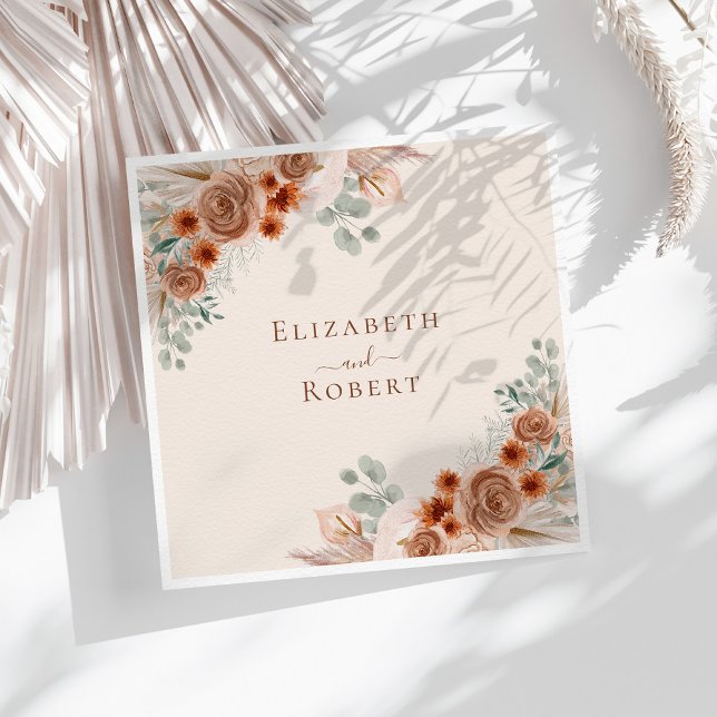 Guardanapo De Papel Boho Terracotta Floral Pampas Grass Casamento (Boho Terracotta Floral Pampas Grass Wedding Napkins on a sunny table with boho white dry botanicals)