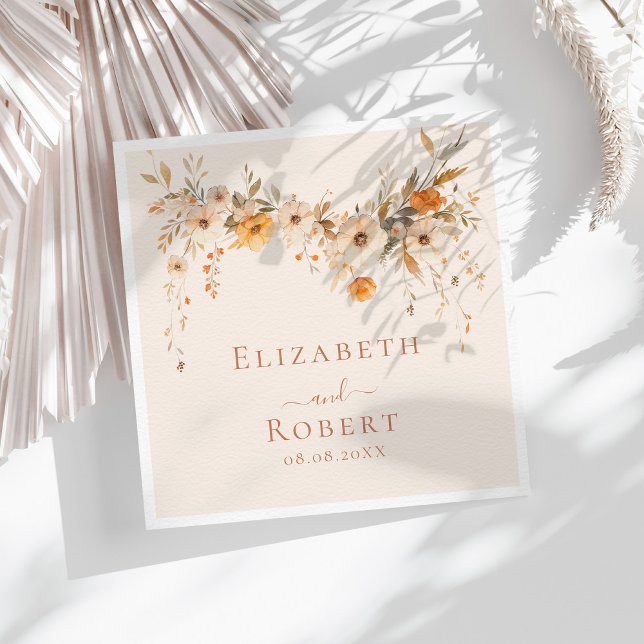 Guardanapo De Papel Boho Terracotta Wildflower Casamento outono (Boho Terracotta Wildflowers Fall Wedding Napkins on a sunny table with boho white dry flowers.)