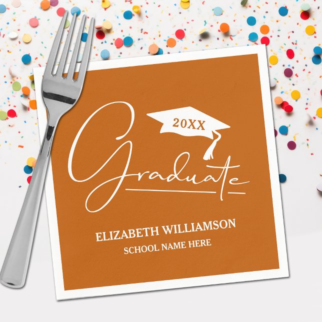Guardanapo De Papel Boné de formatura de Script Branco Queimado Laranj (Your name, class year and "Graduate" in a cool script on burnt orange school color party napkins)
