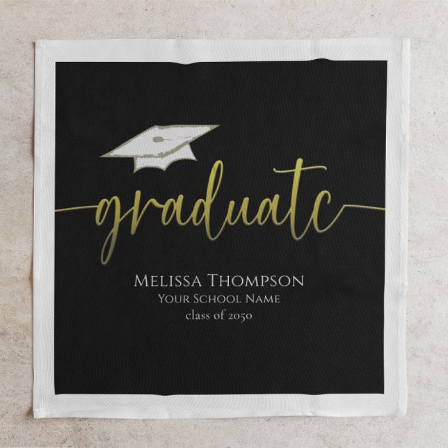 Guardanapo De Papel Boné de formatura Dourado simples e moderno forman (Black and gold graduation cocktail napkin with cap icon and custom Class of year.)