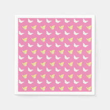 Borboletas brancas e amarelas claras voando rosa