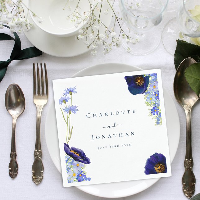 Guardanapo De Papel Casamento Azul com Flores Silvestres Modernas (Elegant blue wildflower watercolor wedding napkin with stylish typography bride and groom names)