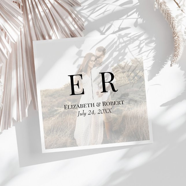 Guardanapo De Papel Casamento com Monograma de Foto Personalizado Eleg (Modern Elegant Custom Photo Monogram Wedding Napkins on a sunny white table.)