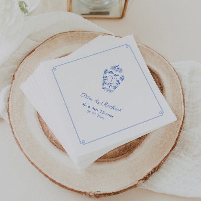 Guardanapo De Papel Casamento de Chinoiserie Azul-Monograma Elegante (Monogram watercolor ginger jar wedding napkins with blue and white greek key border)