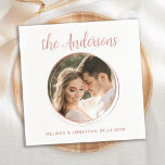 Guardanapo De Papel Casamento de Fotografias Personalizadas Dourado Mo<br><div class="desc">Estes guardanapos de fotos personalizados são perfeitos para adicionar um toque pessoal às suas comemorações do casamento. Apresentando um design moderno e elegante com sotaques de rosa-ouro e matizes cor-de-rosa pincelados, esses guardanapos são um excelente adicional ao seu janto de ensaio, ou recepção de casamento. Eles podem ser personalizados com...</div>