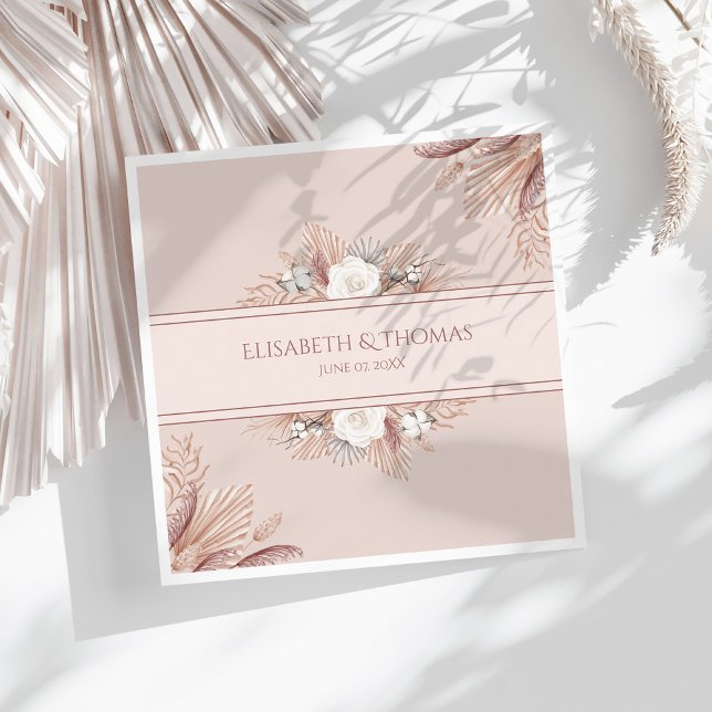 Guardanapo De Papel Casamento de Grama de Pampas Boho  (Boho Pampas Grass Wedding Napkins on a sunny white table with dry palm leaf.)