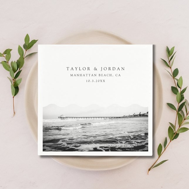 Guardanapo De Papel Casamento de praia em Manhattan Coquetel personali (Manhattan Beach Wedding Custom Cocktail Napkin Black and white)