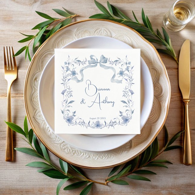 Guardanapo De Papel Casamento elegante de uma frita floral azul Dusty (Dusty blue floral greenery ribbon bow elegant wedding monogrammed napkins personalized table decor)