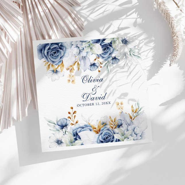 Guardanapo De Papel Casamento Floral Azul e Dourado Moderno (Modern Blue and Gold Floral Wedding Napkins on a sunny white table with neutral dry botanicals.)