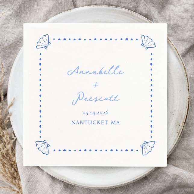 Guardanapo De Papel Casamento Personalizado da Fronteira Chic Costeira (Complete your seaside wedding with these chic cocktail napkins with a delicate blue seashell border.)