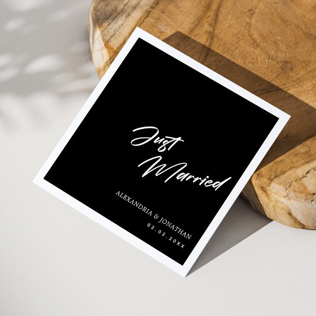 Guardanapo De Papel Casamento Personalizado do Recem casados Negro Ele (Classic Black & White Just Married Script Wedding Napkins)