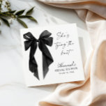 Guardanapo De Papel Chá de Noiva com Laço Preto Elegante<br><div class="desc">Ela Está Amarrando o Nó Chá de Noiva com Laço Preto Este lindo tema de Chá de Noiva apresenta um laço de fita preta pintado à mão com caligrafia moderna, uma maneira bonita de dar as boas-vindas aos seus entes queridos no seu dia especial! Edite facilmente a maioria das palavras...</div>