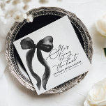 Guardanapo De Papel Chá de Noiva da Black Bow She's Tying the Knot<br><div class="desc">Adicione um toque gracioso à celebração do chá de noiva com esses guardanapos de arco preto "She's Tying the Knot". Adornados com um delicado desenho de fita preta, esses guardanapos elegantes misturam sofisticação e charme — perfeitos para estilizar a hora do coquetel, a mesa de sobremesas ou o jantar. Pensados...</div>