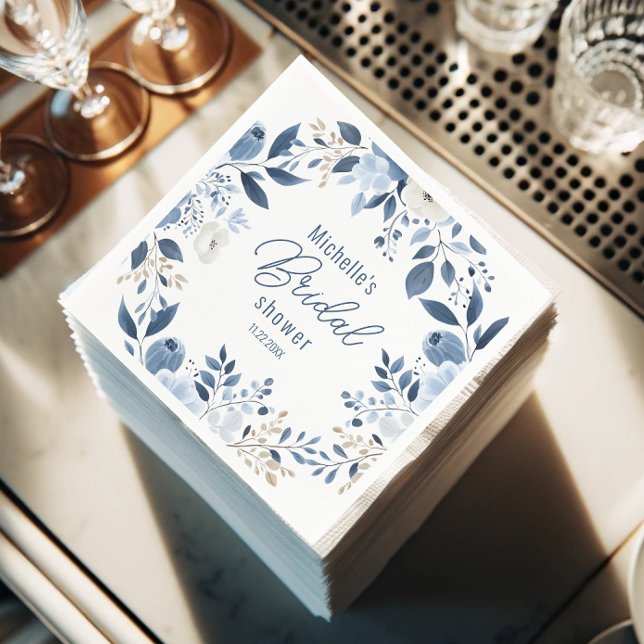 Guardanapo De Papel Chá de panela Floral Azul Moderno (A stack of elegant napkins featuring a modern dusty blue floral design and personalized text.)