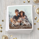 Guardanapo De Papel Chá de panela Mínimo de Foto e Script Moderno Chic<br><div class="desc">Adicione um toque elegante à decoração de chás de panela com guardanapos de papel personalizado moderno para fotos. A imagem e todos os textos neste modelo são simples de personalizar para um chá de casamento, festa de noivado ou outro evento. (DICA DE IMAGEM: Uma maneira fácil de posicionar uma foto...</div>