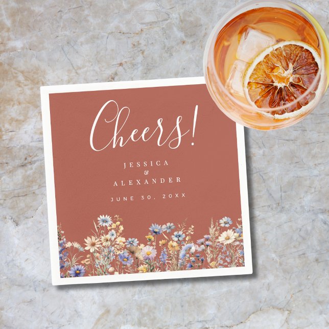 Guardanapo De Papel Cheers Dusty Blue Wildflower Terracotta Casamento (Cheers Terracotta  Wildflowers Cocktail Wedding Napkin with Dusty Blue Flowers, Couple Names, Date.)