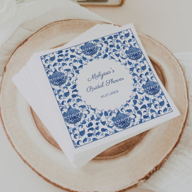 Guardanapo De Papel Chinoiserie Azul e Branco Festa de Chá de Casament (Chinoiserie Chic bridal shower napkins featuring an all-over hand-painted blue and white print)