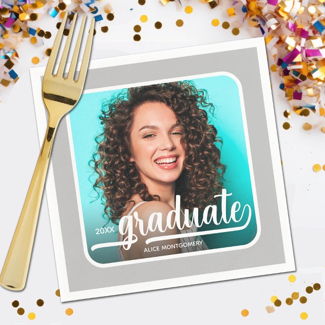Guardanapo De Papel Cinza Silver Script Bold do formando (Your photo, name, year and "Graduate" in a cool script on silver gray background party napkins)