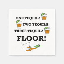 Cocktail de copo de tequila com limão