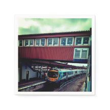 Comboio azul claro, debaixo da ponte