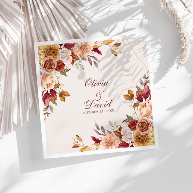 Guardanapo De Papel De Jantar Boho Modern Burnt Orange Terracotta Casamento Flor (Boho Modern Burnt Orange Terracotta Floral Wedding Paper Dinner Napkins on a sunny white table.)