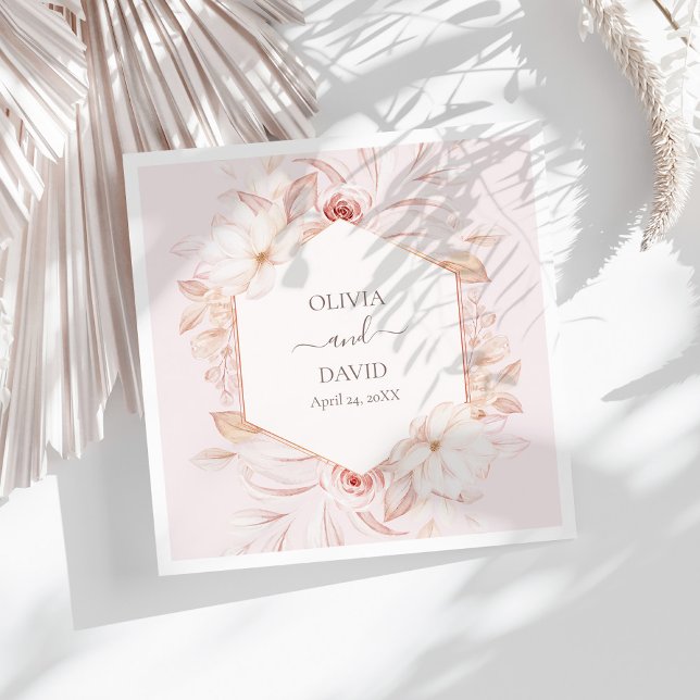Guardanapo De Papel De Jantar Boho Pale Rosas Rosa Casando Napkins (Boho Pale Pink Roses Wedding Napkins on a sunny white table.)