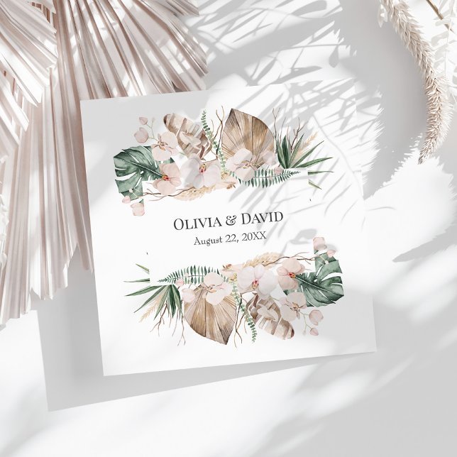 Guardanapo De Papel De Jantar Boho Tropical Orchid e Casamento Monstera (Boho Tropical Orchid and Monstera Wedding Paper Napkin on a sunny white table.)