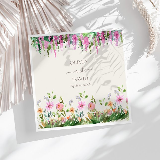 Guardanapo De Papel De Jantar Boho Wildflower e Acacia Wedkins (Boho Wildflowers and Acacia Wedding Napkins on a sunny white table.)