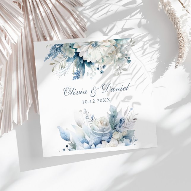 Guardanapo De Papel De Jantar Casamento de Flores Selvagens Azuis Modernas (Modern Dusty Blue Wildflowers Wedding Paper Dinner Napkins on a sunny white table.)