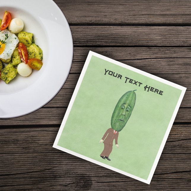 Guardanapo De Papel De Jantar Homem legal em trajes com cabeça de picante verde (Cool man in suit tie with green pickle head with surprised face on light green paper party napkin.)