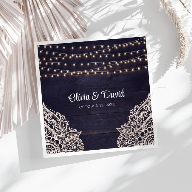 Guardanapo De Papel De Jantar Noite Azul Rustic Elegance Wedkins (Midnight Blue Rustic Elegance Wedding Napkins on a sunny white table.)