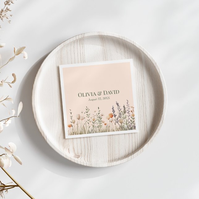 Guardanapo De Papel De Jantar Peach Fuzz Wildflower Meadow Wedkins (Peach Fuzz Wildflower Meadow Wedding Napkins on white table with dry flowers.)