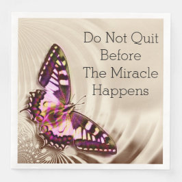 Guardanapo De Papel De Jantar Uma borboleta cor-de-rosa sobre um fundo de natas